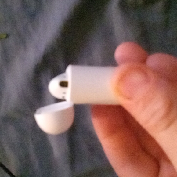 Apple Airpods with case and and charger - Picture 3 of 6